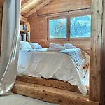 Chalet Spacieux à Pour 9 – Vue Panoramique Mont-blanc, Jacuzzi, Jardin&parking Chamonix