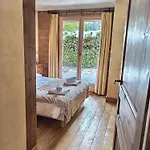 Spacieux à Pour 9 – Vue Panoramique Mont-blanc, Jacuzzi, Jardin&parking Chalet Chamonix