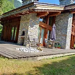 Chalet Spacieux à Pour 9 – Vue Panoramique Mont-blanc, Jacuzzi, Jardin&parking